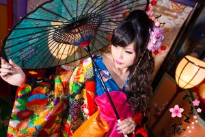 鮮やかな打掛を着て和傘を持つ現代風花魁