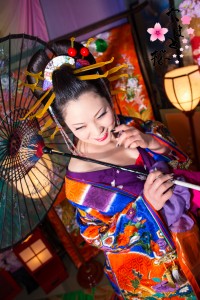 鮮やかな打掛を着て和傘を持つ古典風花魁