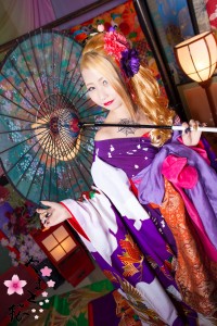 鮮やかな紫色の打掛を着て和傘を持つ現代風花魁
