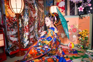 色とりどりの豪華な刺繍の入った打掛を着て和傘を持つ本格古典風花魁