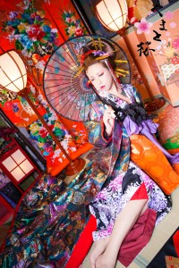 豪華な刺繍の打掛を着て和傘を持つ座り姿の本格古典風花魁
