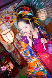 色とりどりの打掛を着て和傘を持つ本格古典風花魁