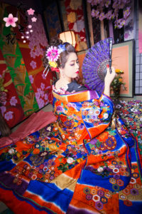 色鮮やかな刺繍の入った打掛を着て扇子を持つ妖艶な現代風花魁色