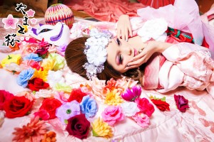 花に囲まれて寝そべる人形イメージ現代風花魁