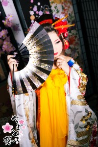 豪華な髪飾りで扇子を持つ日本髪現代風花魁