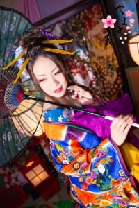 綺麗な刺繍の打掛を着て和傘を持つ花魁