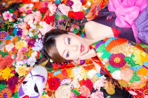 色鮮やかな刺繍の入った豪華な打掛を着た寝姿の現代風花魁