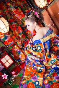 豪華で色鮮やかな刺繍の入った打掛を着た現代風花魁