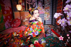 色とりどりの鮮やかな刺繍の入った打掛を着た振り向き姿の現代風日本髪風の花魁