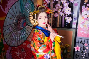 色鮮やかな打掛を着て和傘を持つ本格古典風花魁