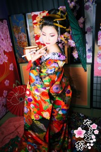 豪華な刺繍の入った打掛を着て和傘を持つ本格古典風花魁