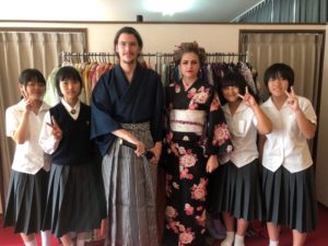 高田商業の学生と外国人モデル